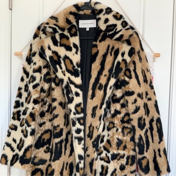 Cupcakes and Cashmere Leopard Coat - Picture 3 of 8